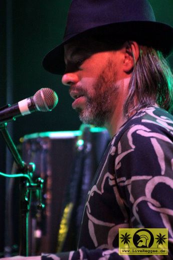 Fixi (F) with Winston McAnuff 7. Freedom Sounds Festival - Essigfabrik, Koeln 27.04.2019 (4).JPG